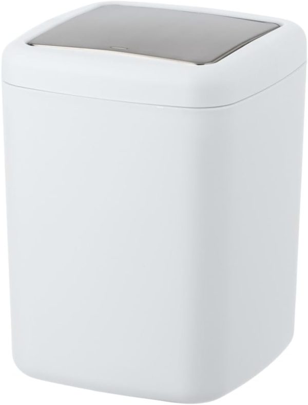 Poubelle blanche et compacte