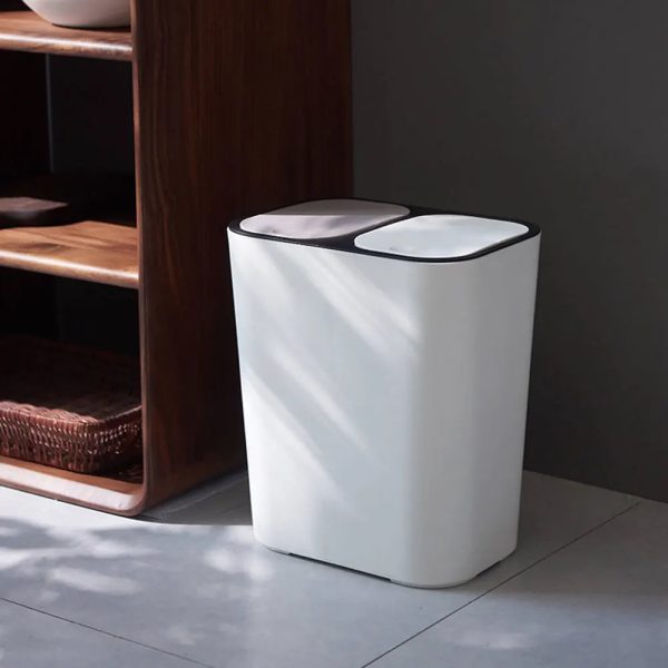 Poubelle beige compacte