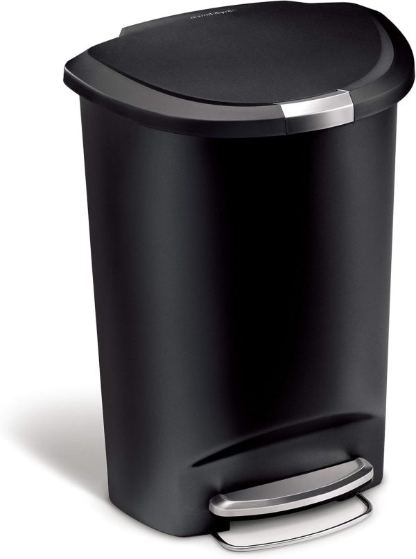 Poubelle noire inox en cuisine