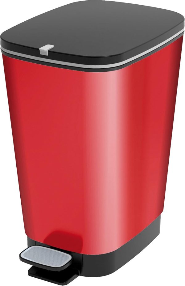 Poubelle rouge avec pédale